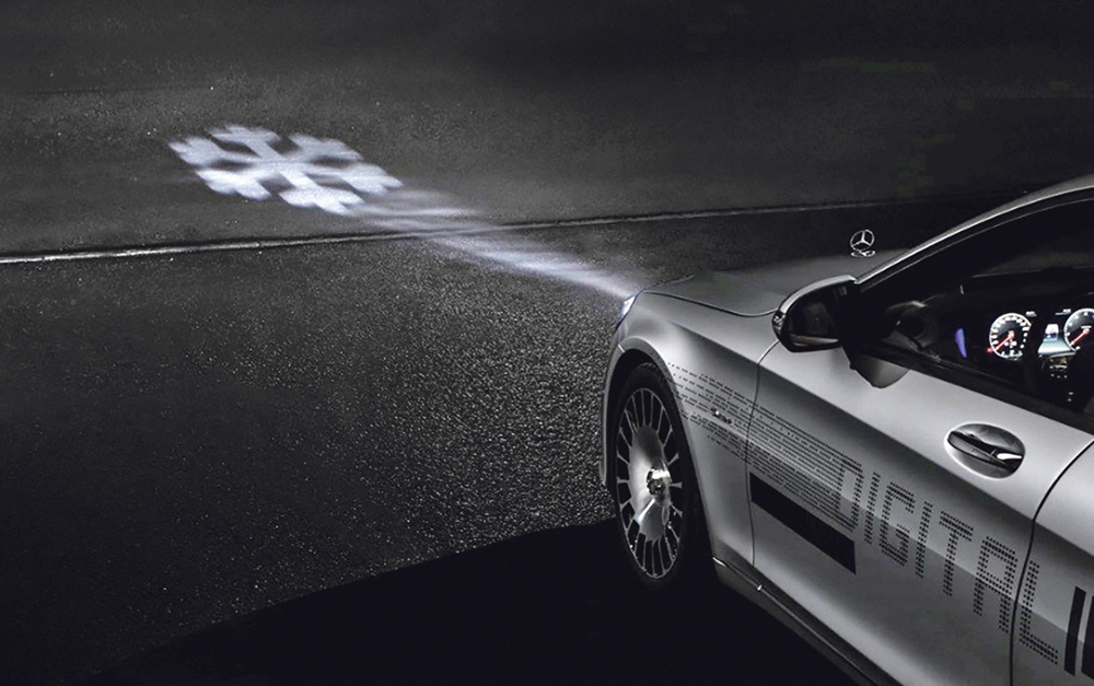 Das «Digital Light» (hier Mercedes-Benz) nutzt einen Mikrospiegel-Chip mit über einer Million einzeln steuerbaren Lichtpunkten pro Scheinwerfer und kann so präzise Lichtmuster auf die Fahrbahn werfen.