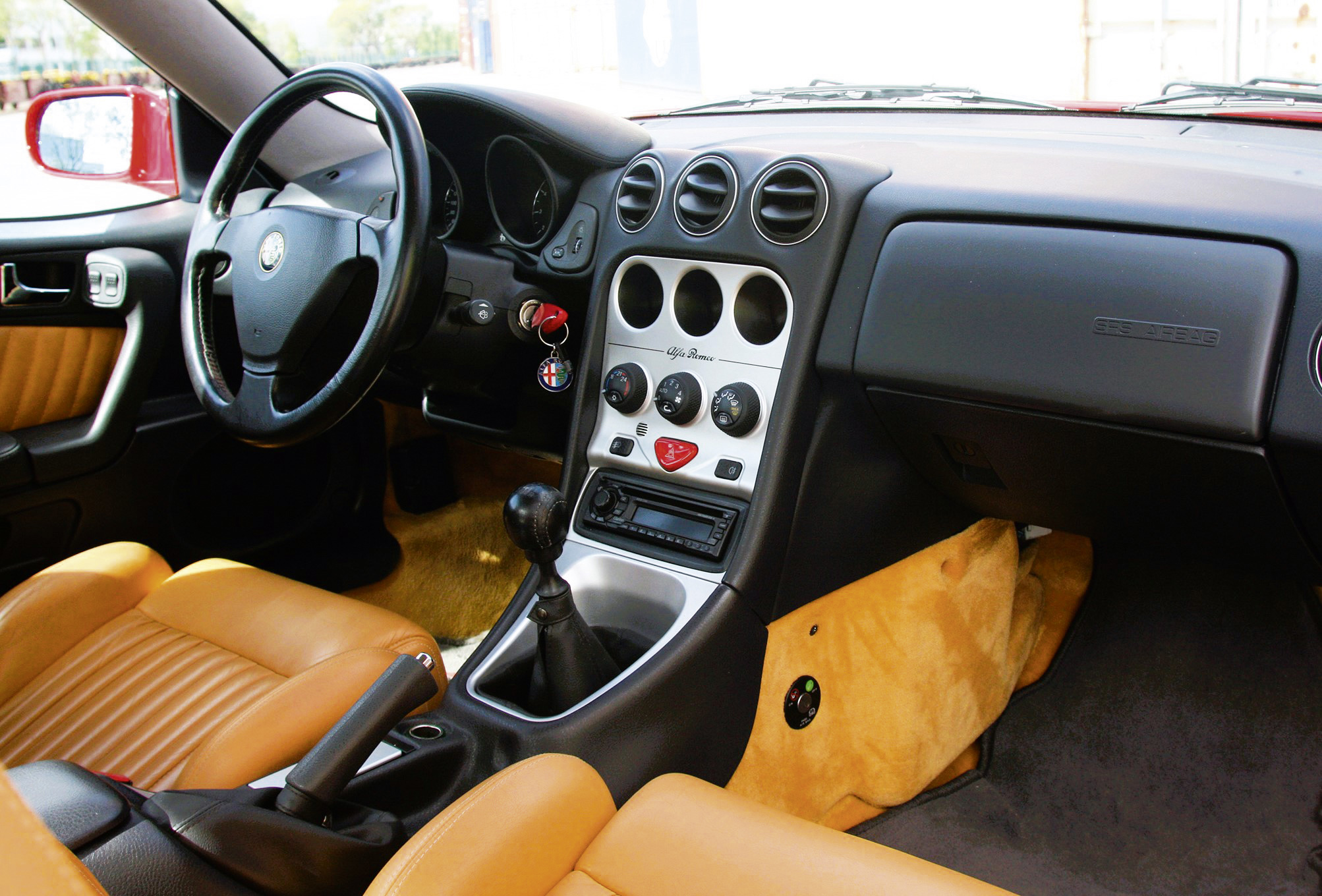 Ein fahrerorientiertes Cockpit und Sportsitze prägen das Interieur im GTV