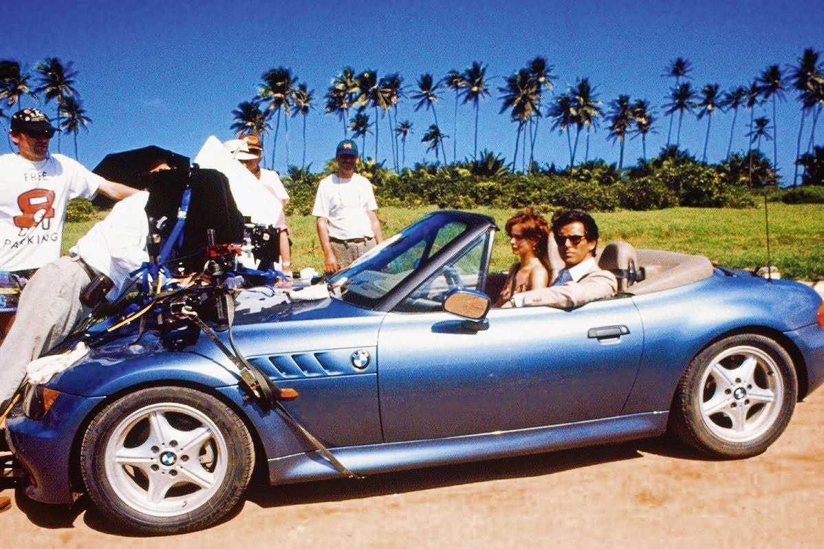 Der Z3 am Filmset in Jamaica mit James Bond Darsteller Pierce Brosnan und Gespielin.