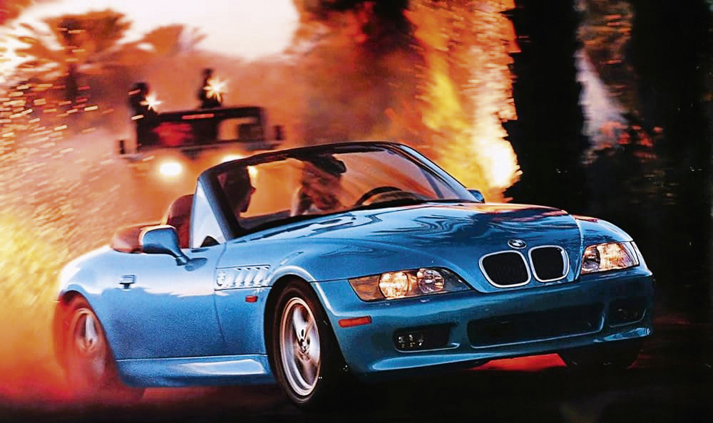 007 fegt mit dem Z3 durch den Kugelhagel.