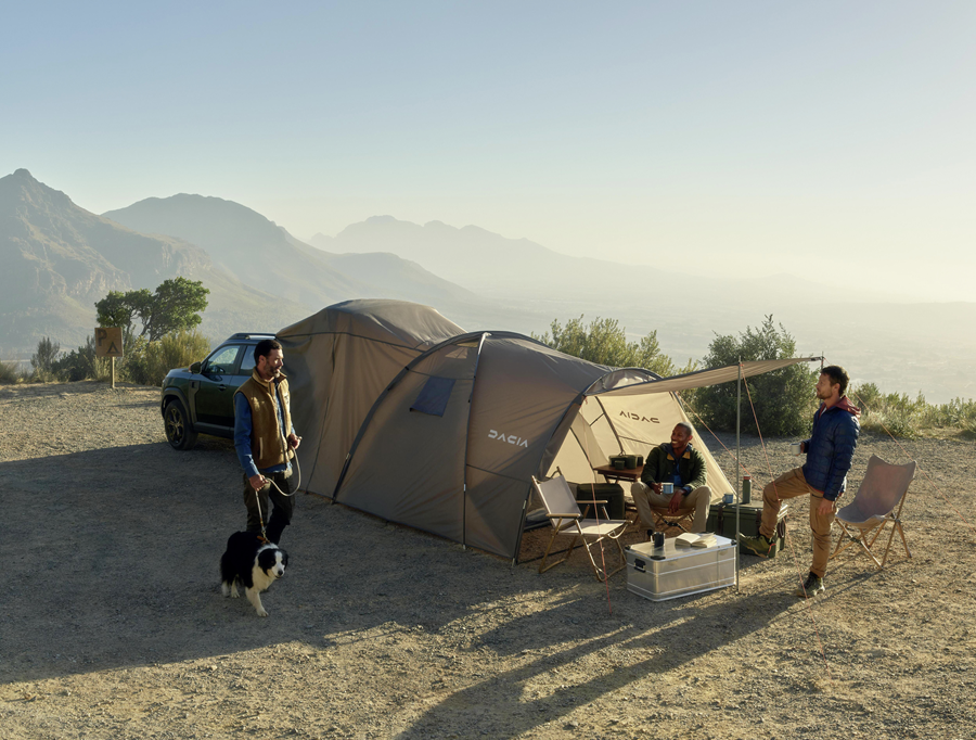 Markentypisch preiswert: Outdoorzubehör wie das Sleep Pack mit Holzbox und Matratze (CHF 1'590.-) oder das Heckanbauzelt (CHF 450.-) kostet bei Dacia verhältnismässig wenig.