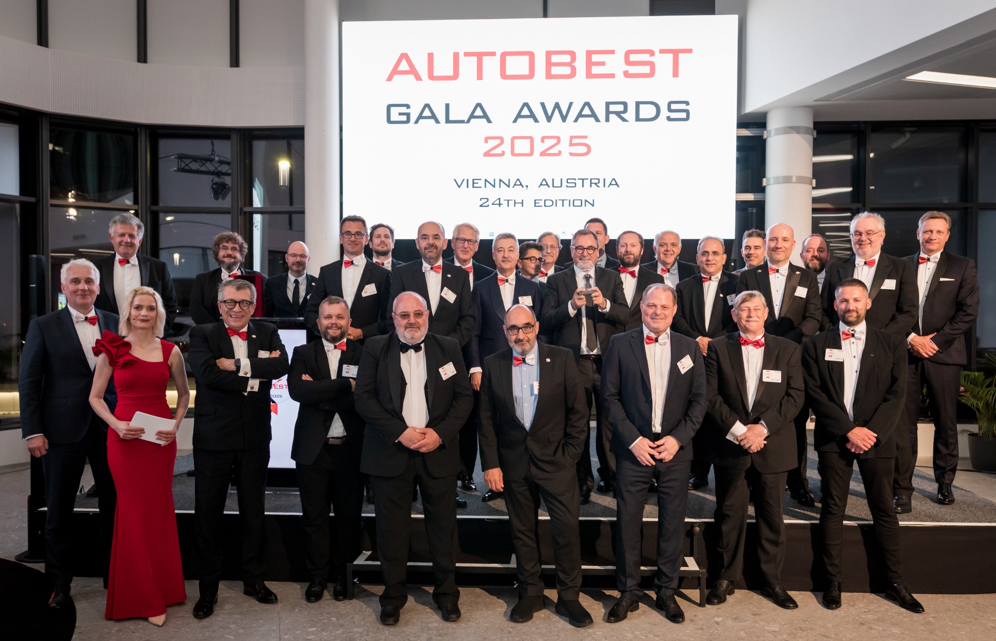 32 Jurymitglieder aus 32 europäischen Ländern vergeben nach intensiven Testfahrten auf der Strasse und in einem Fahrsicherheitscenter in verschiedenen Kategorien ihre Punkte