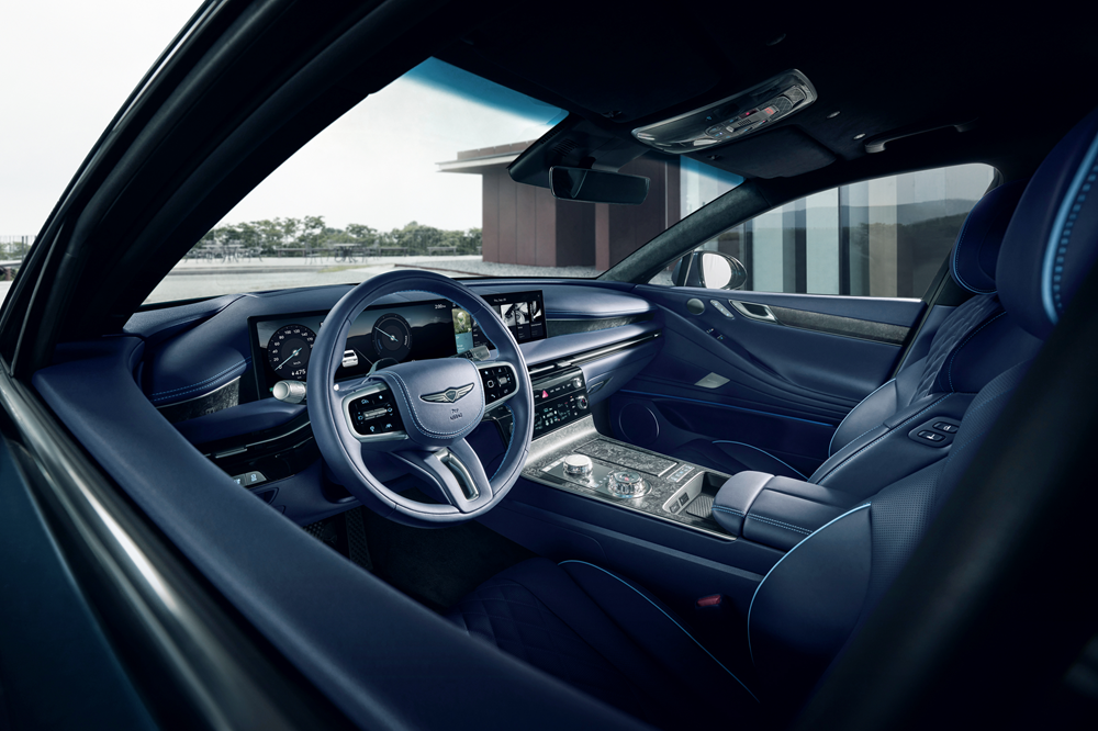 Das neue ccIC-System (Connected Car Integrated Cockpit) im G80 kombiniert die Fahrerinstrumente und das Infotainmentsystem in einem 27 Zoll-Panoramadisplay.