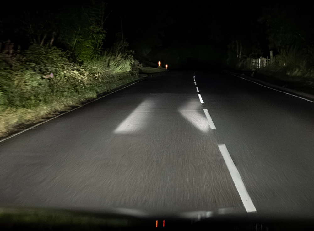 Die neuen Scheinwerfer projizieren die Position der Räder auf die Fahrbahn.