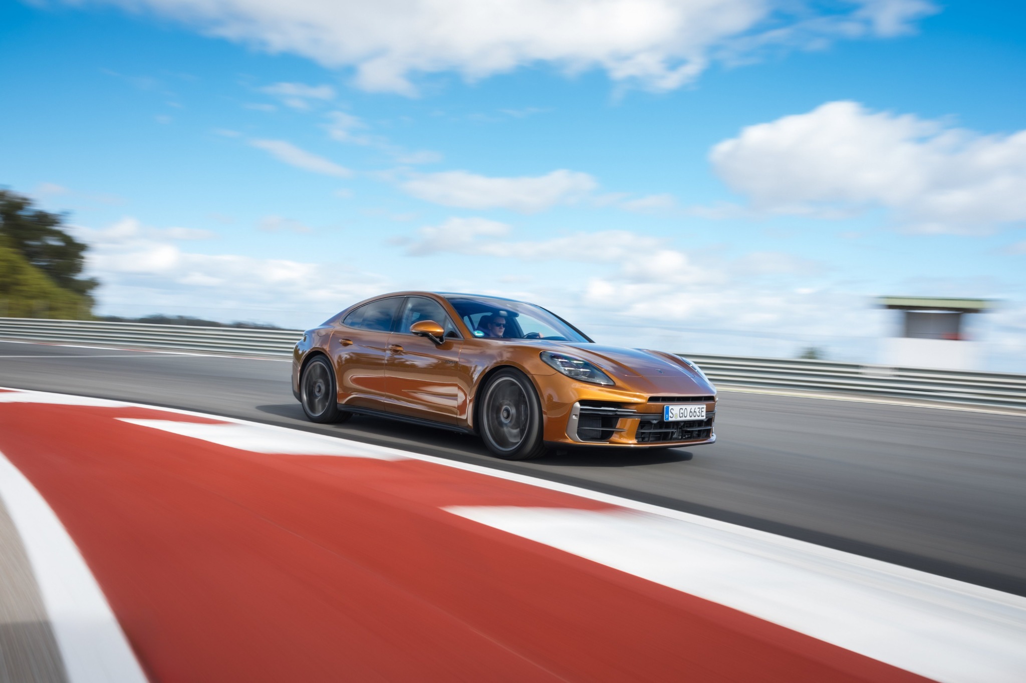 Das Design entwickelt sich im Zeichen der Kontinuität weiter. Der Turbo unterscheidet sich von den anderen Panamera-Modellen durch gezielte Details, die sein Potenzial unterstreichen.