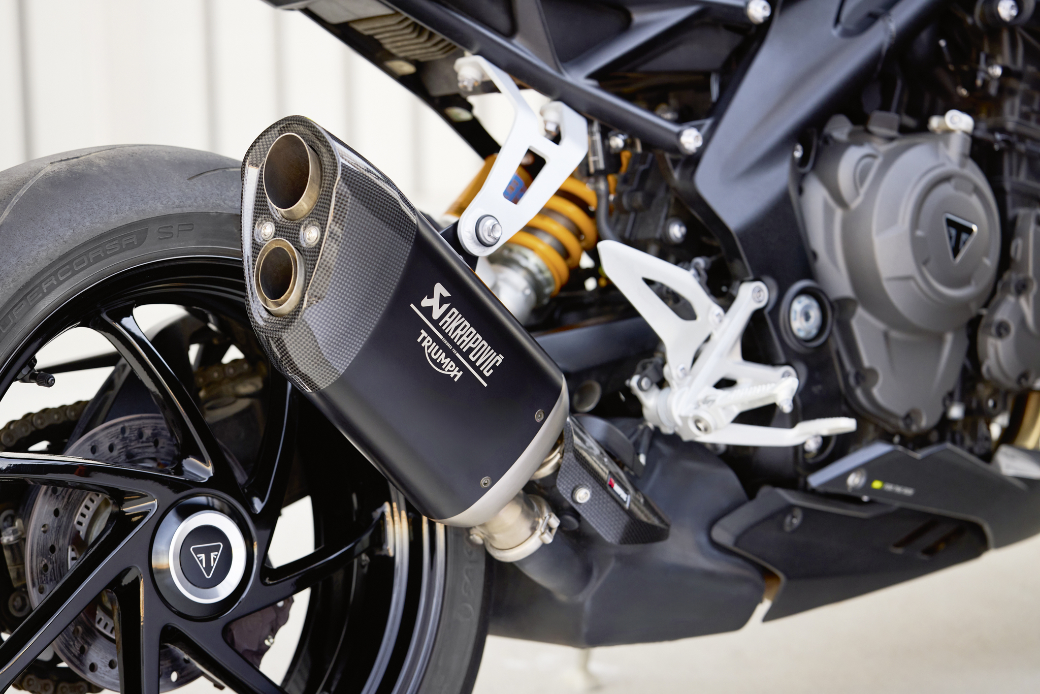 Akrapovic-Endschalldämpfer mit Carbon-Endkappe