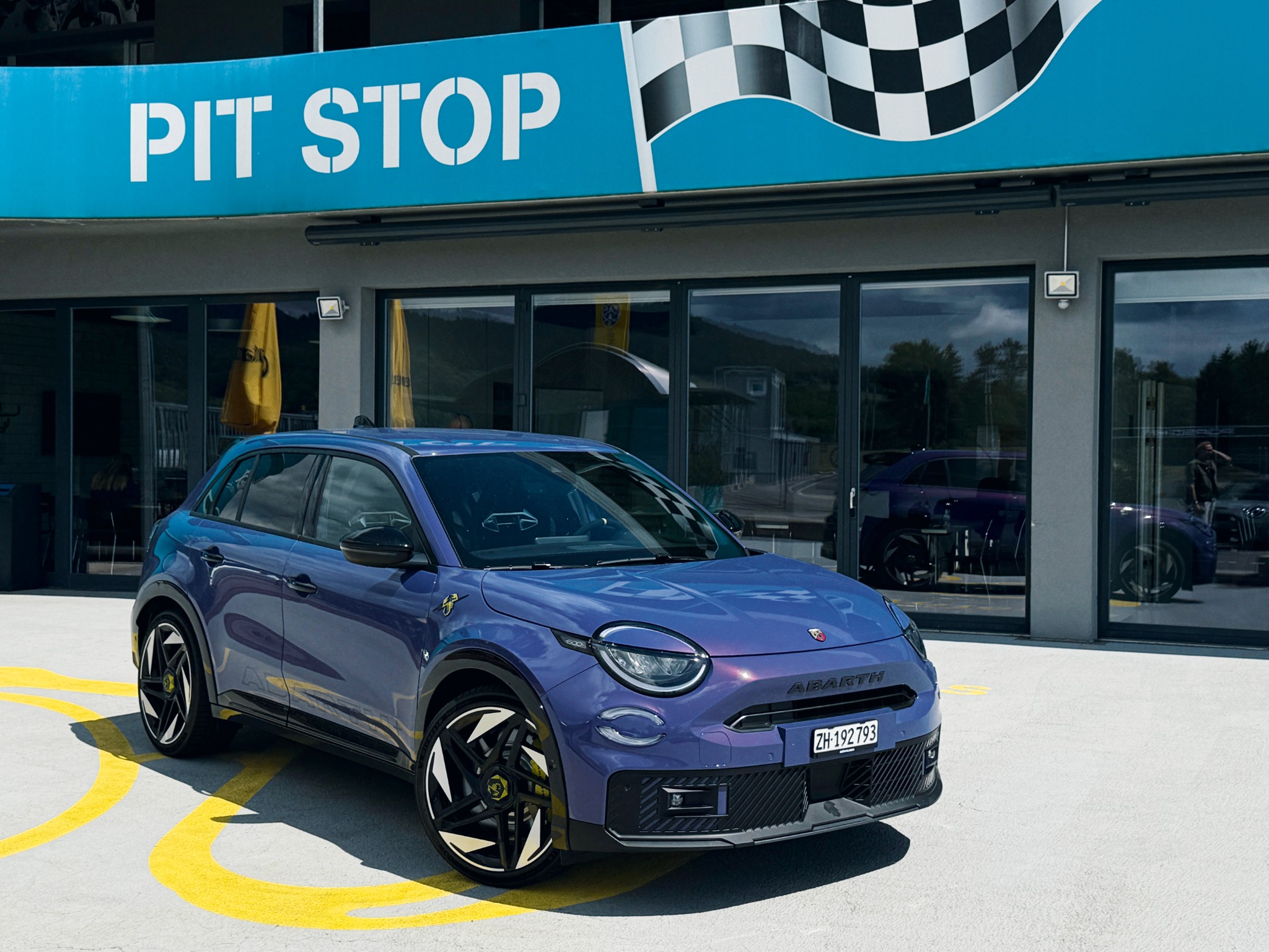 Bei der Topversion gibt es neben 280 PS eine exklusive Metallicfarbe, gelb lackierte Bremssättel und einen Soundgenerator.