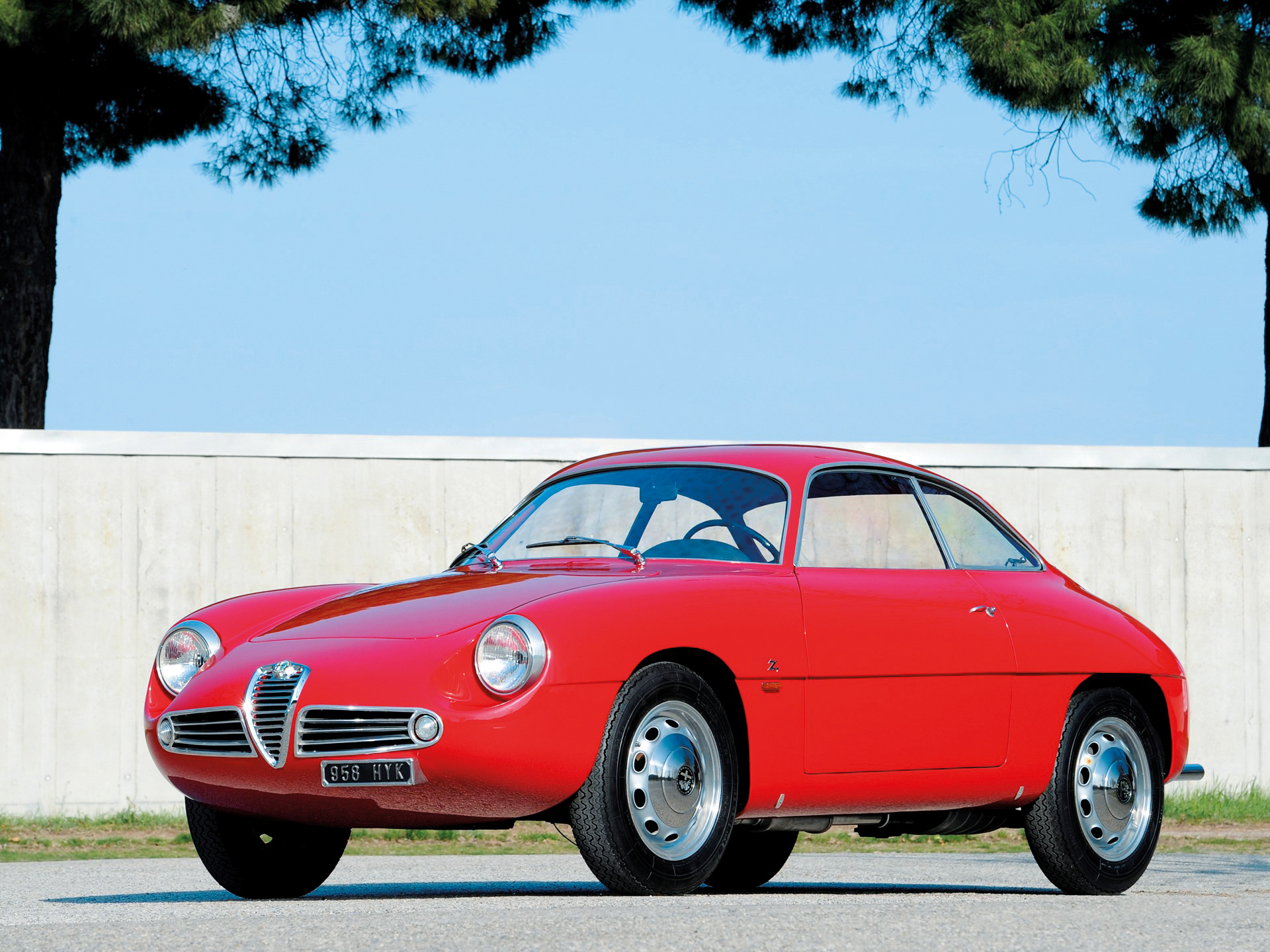 Un peu moins de 170 exemplaires de la Zagato Sprint, ronde et compacte, ont été construits.