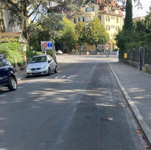 Innerhalb weniger Stunden wurden in diesem Sommer in einer kleinen Wohnstrasse in Bern mehrere Parkplätze abgeschafft. Quelle: 24 Heures