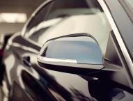 Paar vor Auto mit Gepäck