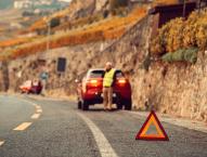 Paar vor Auto mit Gepäck