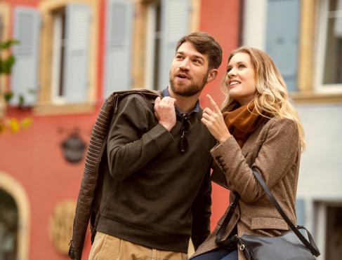 Paar auf Parkplatz über dem Genfer See