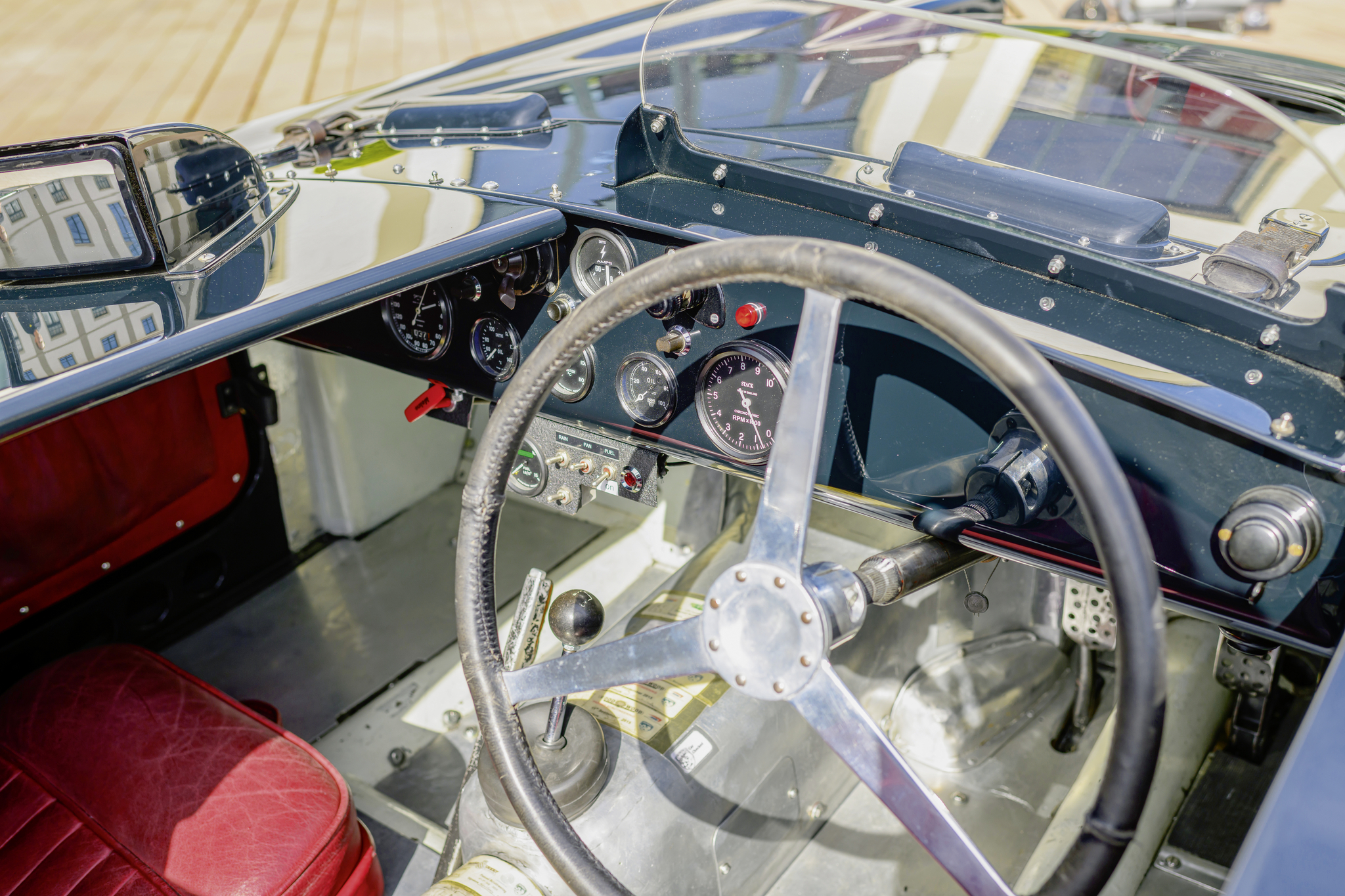 Ästhetik pur im Cockpit, rechts vom Lenkrad der Hupknopf. 