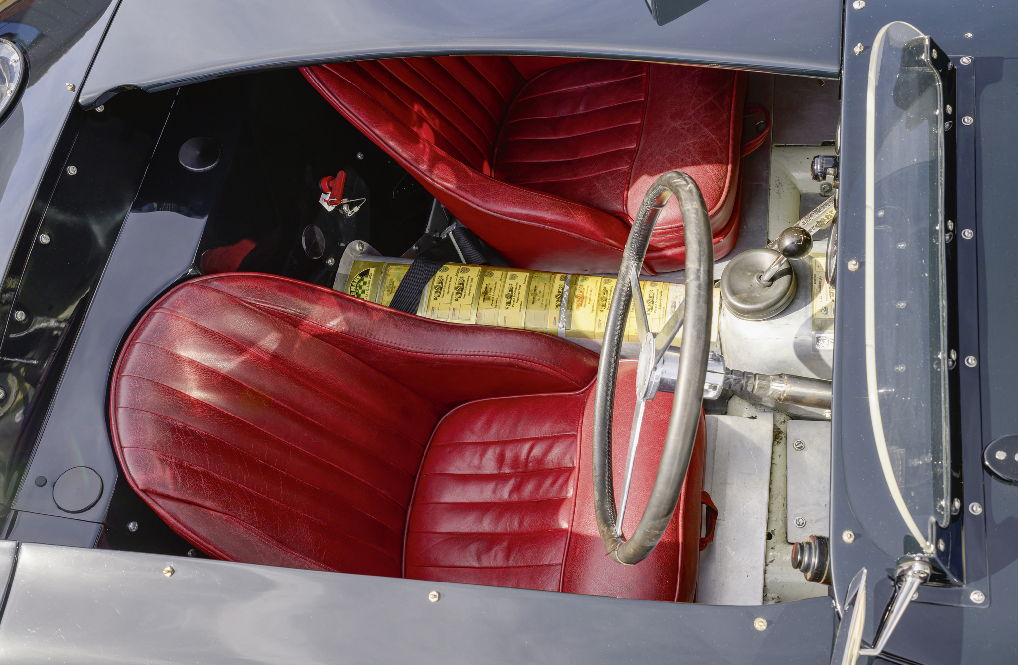 Mit Conolly-Leder bezogene Rennschalensitze, dazwischen die Goodwood Plaketten.