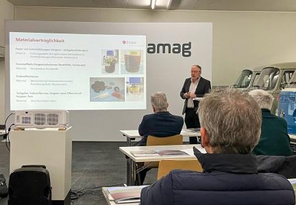 Christian Bach, chef du département Systèmes d'entraînement des véhicules à l'Empa, présente les résultats de l'étude dans les locaux d'Amag Classic à Schinznach-Bad.
