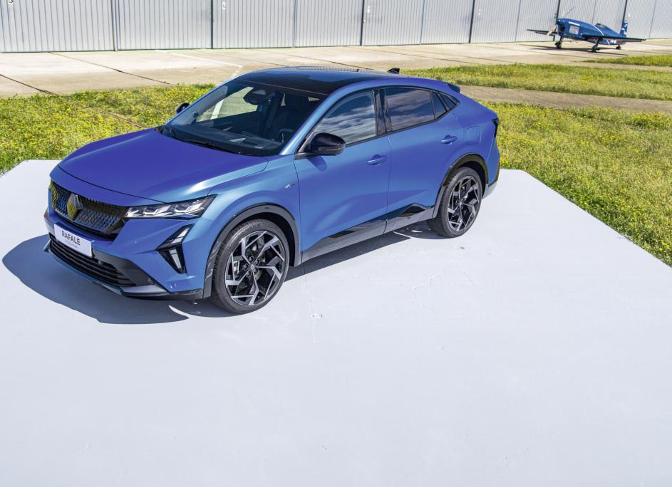 La firma luminosa con il motivo a diamante sottolinea l'identità del Renault Rafale. I fari Matrix LED sono disponibili come optional (di serie nella versione top di gamma Atelier Alpine).