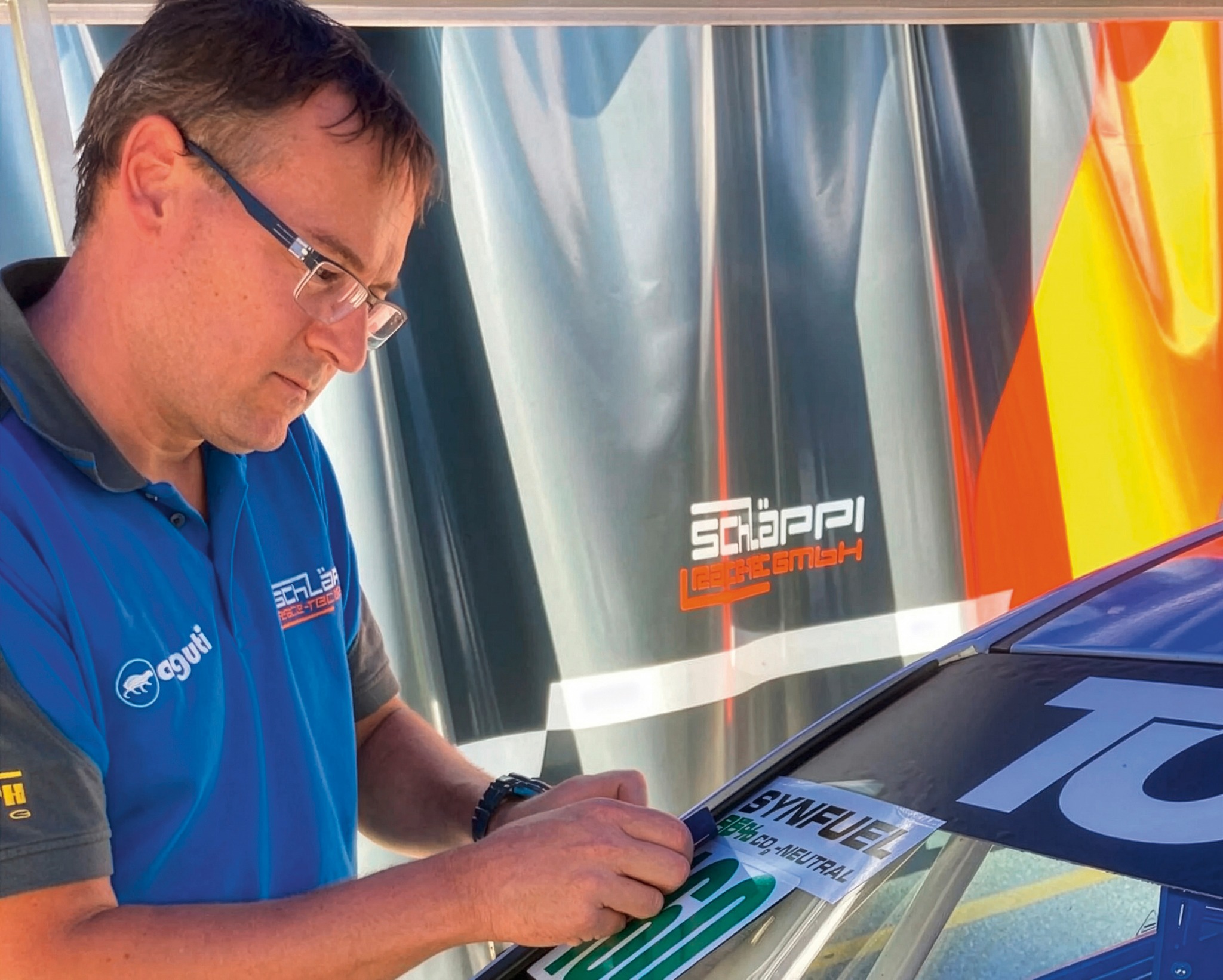 Zeichen gesetzt: Erstmals verpasste der Meiringer seinem Hyundai i30 TCR beim Bergrennen in  Ayent-Anzére synthetisches Benzin und siegt mit  grünen Startnummern und neuem TCR-Rekord.  