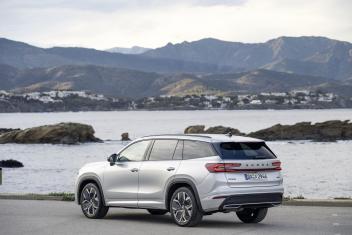 Der neue Kodiaq macht auch von hinten mit seinen c-förmigen Rückleuchten eine gute Figur.