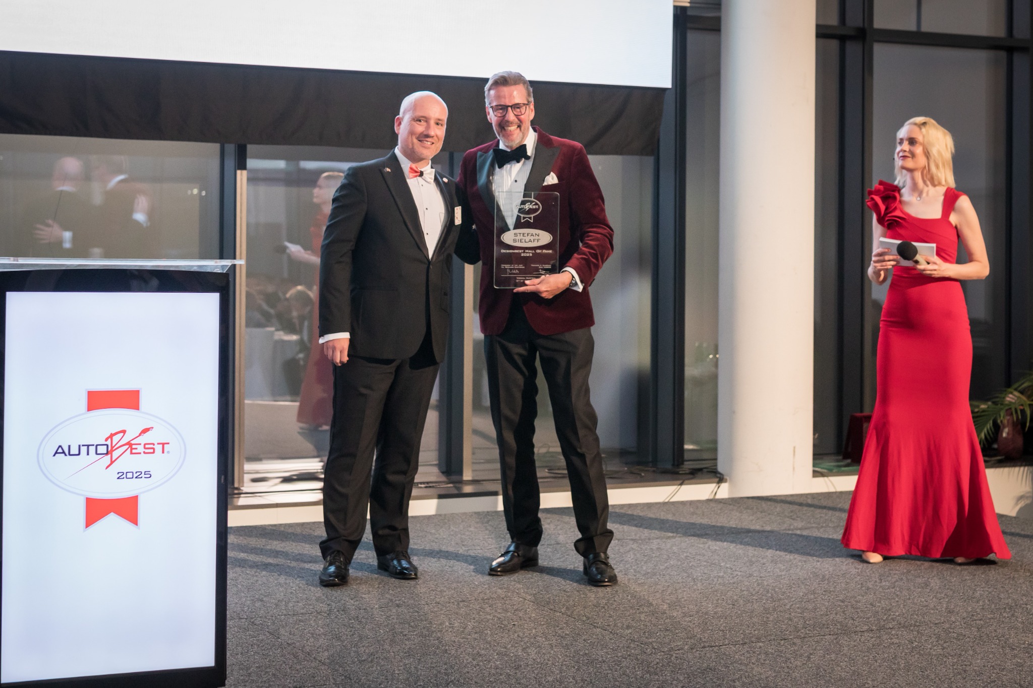 Stefan Sielaff della filiale Geely Zeekr (a destra) è stato premiato con il Best Design Award