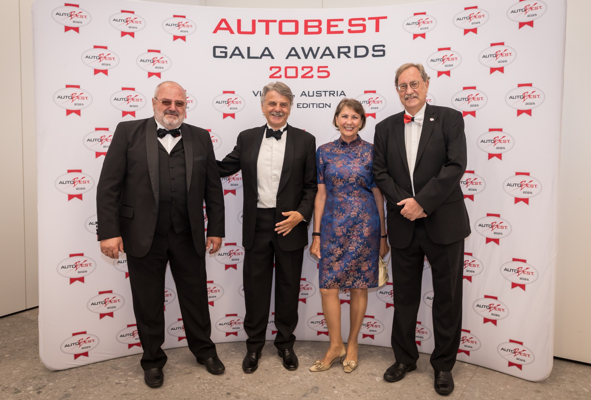 Ralf D. Speth (2. von links, bis September 2020 der CEO von Jaguar Land Rover) ist ein regelmässiger Gast bei der alljährlichen Autobest-Gala, dieses Mal in Begleitung seiner charmanten Frau