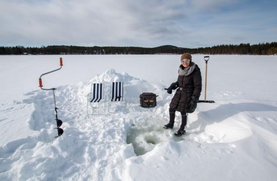 La cena – un affare da donne – si prepara (ancora) sotto il ghiaccio spesso