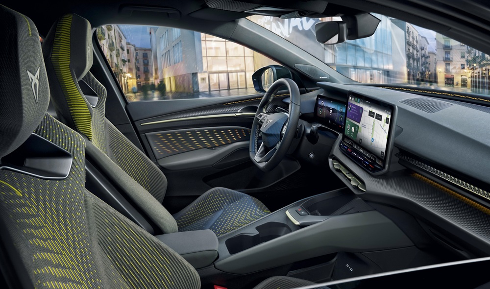 Cupra kombiniert beim Raval ein 10,25-Zoll-­Digitalinstrument mit einem 12,9-Zoll-Touchscreen und setzt auf eine Darstellung, die nicht überfrachtet wirkt.