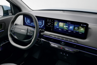 Wie die Grossen: In Sachen Infotainment, Fahrassistenten und grösstenteils auch Platzangebot erfordert der Kia EV2 keine Kompromisse.