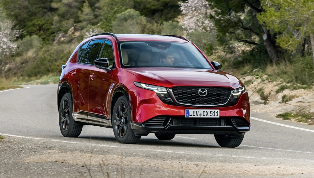 Der neue Mazda CX-5 machte auf unserer Teststrecke eine gute Figur, auch wenn er in der Beschleunigungsphase unter Volllast phasenweise etwas angestrengt wirkte. Die Topversion Homura bietet unter anderem schwarze 19-Zoll-Felgen und Matrix-LED-Licht.