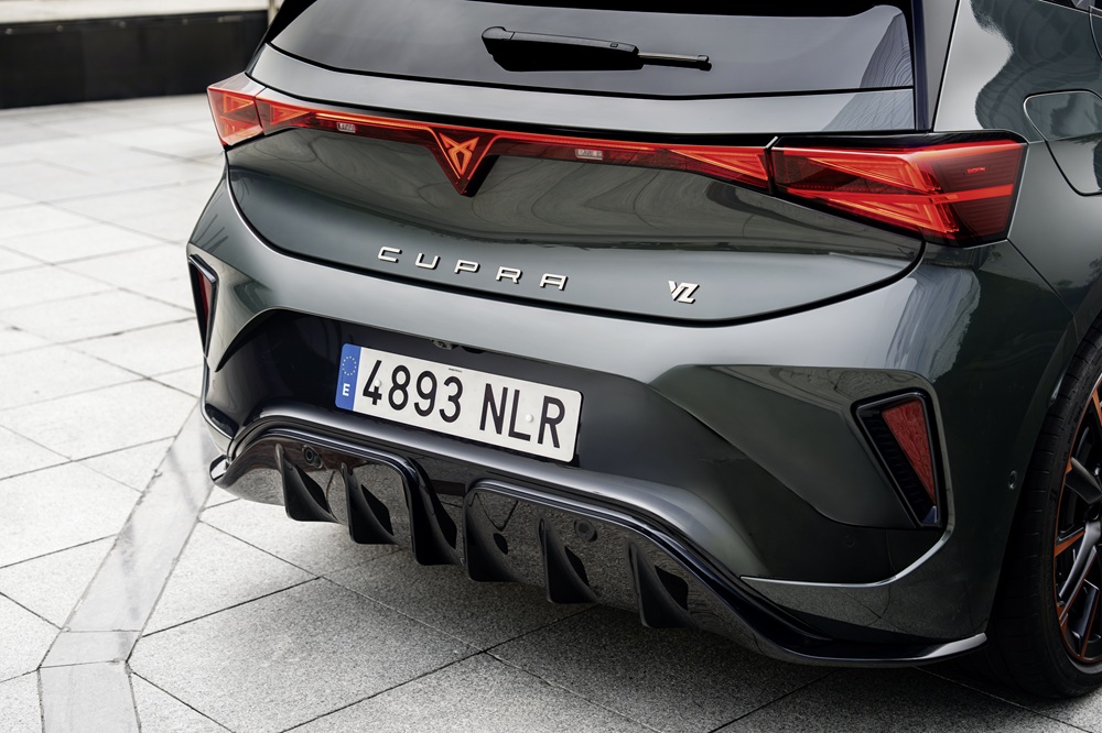 Am Heck wurden die Stossfänger neu gestaltet, und das Cupra-Logo ist jetzt illuminiert. Der Kofferraum schluckt bis zu 385 Liter.