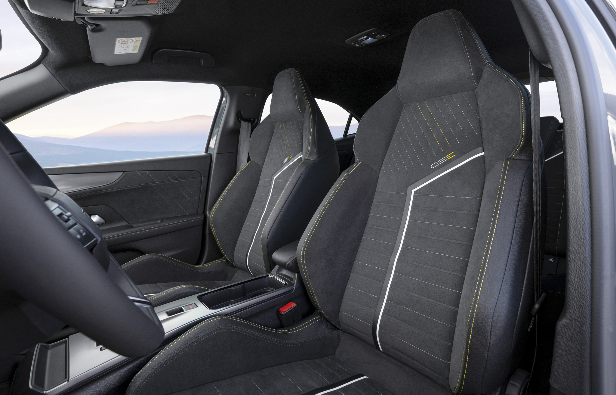 Die gut konturierten Alcantara-Performance-Sitze mit integrierter Kopfstütze bieten einen perfekten Seitenhalt und auch auf der Langstrecke hervorragenden Komfort.