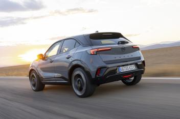 Das Heck verströmt durch spezifische Grilleinsätze einen Hauch von Motorsport.