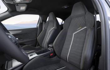 Die gut konturierten Alcantara-Performance-Sitze mit integrierter Kopfstütze bieten einen perfekten Seitenhalt und auch auf der Langstrecke hervorragenden Komfort.