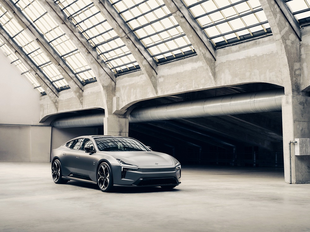 Der luxuriöse Performance-GT Polestar 5 feierte Ende Oktober 2025 an der Auto Zürich seine Schweizer Publikumspremiere und rollt jetzt auf die Strasse.