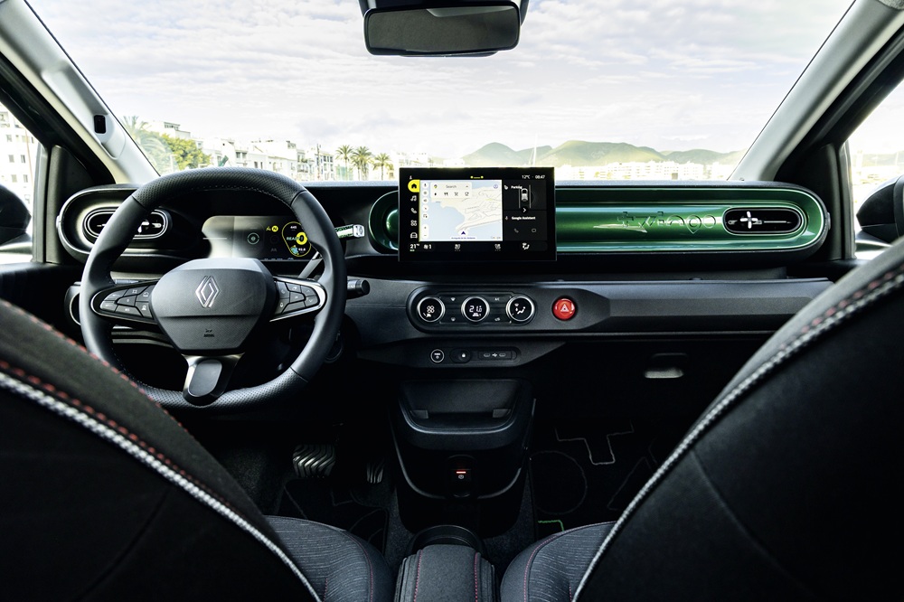 Bitte recht freundlich: Wie Twingo Nummer eins setzt die vierte Generation auf eine bunte Stimmung im Interieur, jedoch mit mehr Seriosität.