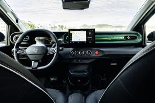 Souriez, s'il vous plaît : à l'instar de la Twingo numéro un, la quatrième génération mise sur une ambiance colorée à l'intérieur, tout en affichant davantage de sérieux.