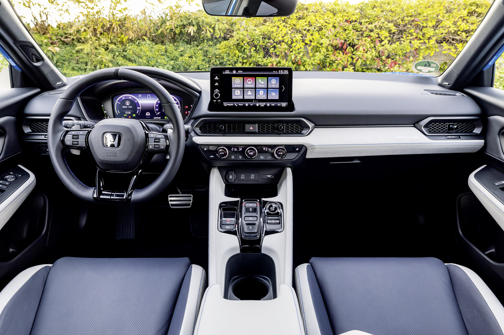 Mit einem digitalen Kombiinstrument und freistehendem Multimediasystem präsentiert sich das Coupé im Innenraum aufgeräumt und modern. Erfreulicherweise gibt es weiterhin haptische Drehregler und Tasten für die gängigsten Funktionen.