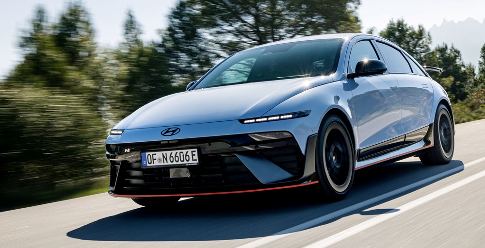 Serienmässig rollt der Ioniq 6 N auf 20-Zoll-Schmiedefelgen. Die schmalen Matrix-LED-Scheinwerfer schärfen den Auftritt zusätzlich.