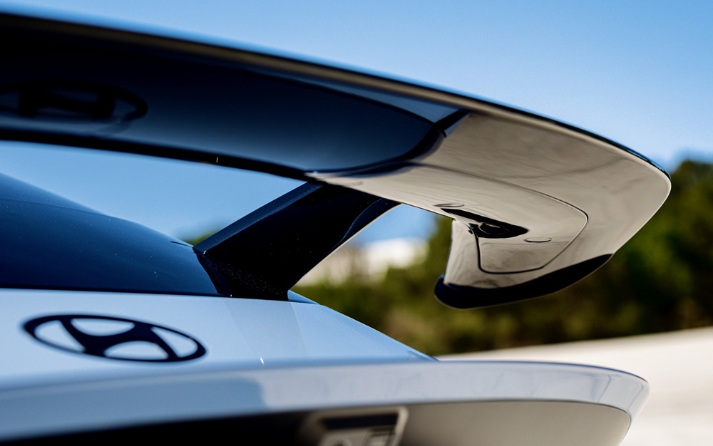 Vom Motorsport inspiriert: Der Schwanenhals-Spoiler.