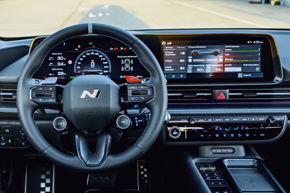 Das N-Sportlenkrad bietet integrierte Tasten für die verschiedenen Drive Modes, den N Grin Boost (rote Taste) sowie die individuell konfigurierbaren Custom Modes.