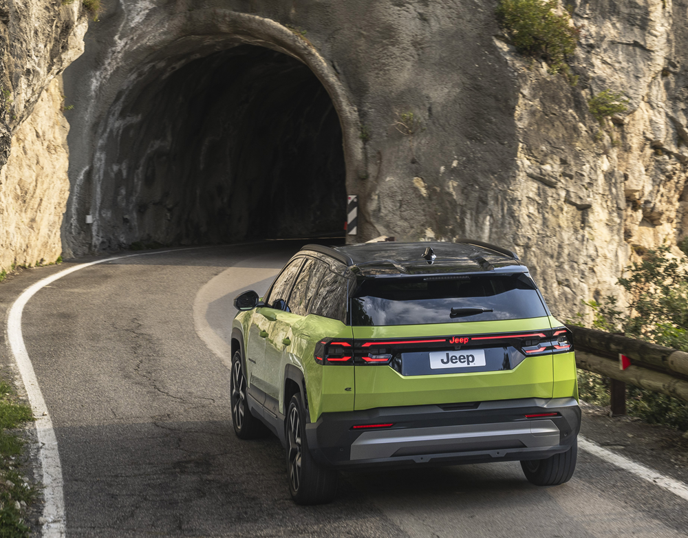 Ähnlich: Optisch sind die Elektro- und die Mildhybridvariante kaum zu unterscheiden. Auch das Heck ist sozusagen identisch.