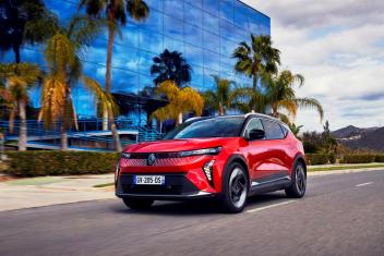 Con meno di 2.000 kg, la Renault Scenic E-Tech è un peso leggero tra le auto elettriche. Grazie alle sue dimensioni esterne compatte (4,47 m di lunghezza, 1,86 m di larghezza e 1,57 m di altezza), la cinque posti si distingue come city car. Il suo raggio di sterzata è di 10,9 metri.