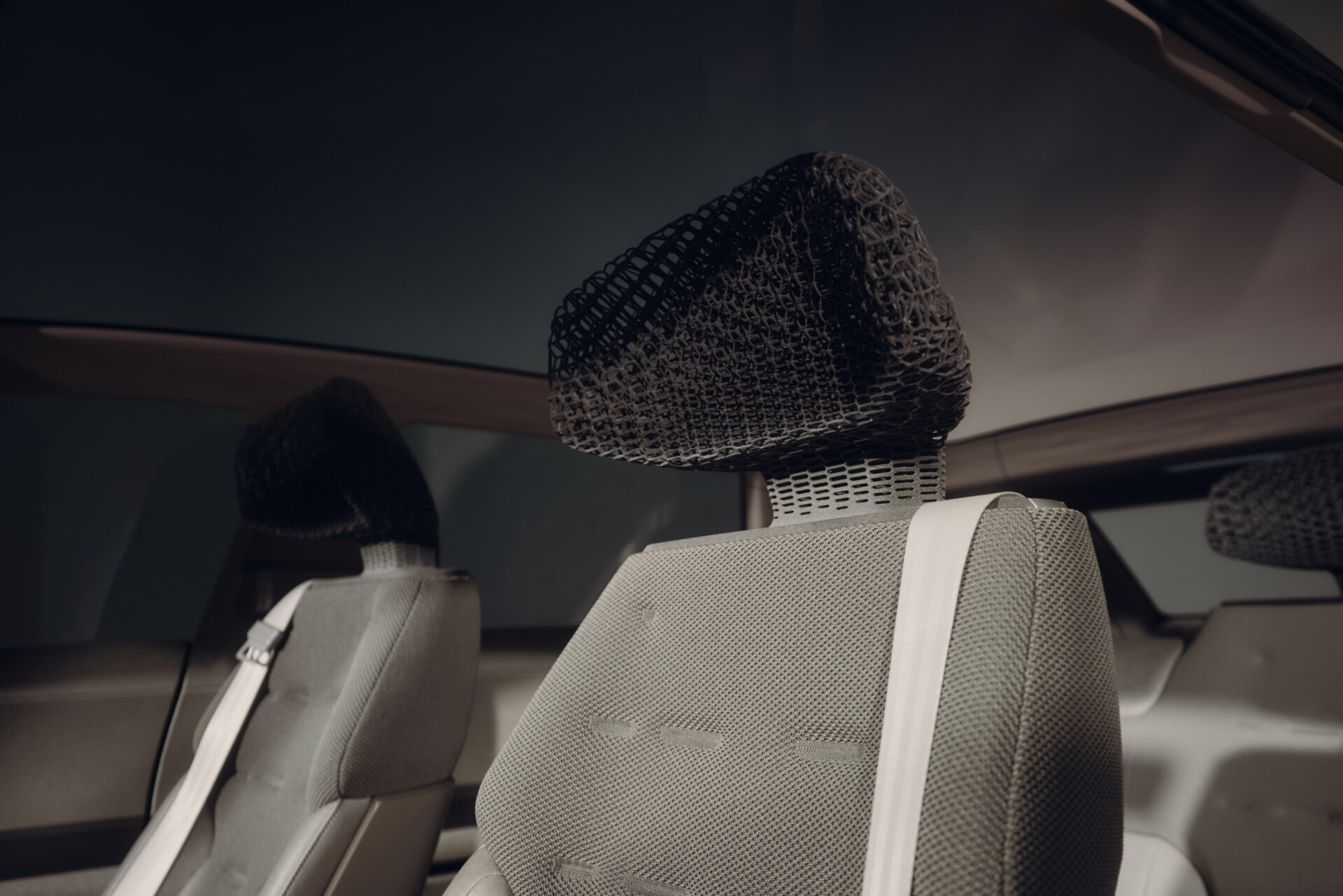 Alle Bezüge sind komplett aus Recycling-Material hergestellt, die Kopfstützen kommen aus dem 3D-Drucker. 