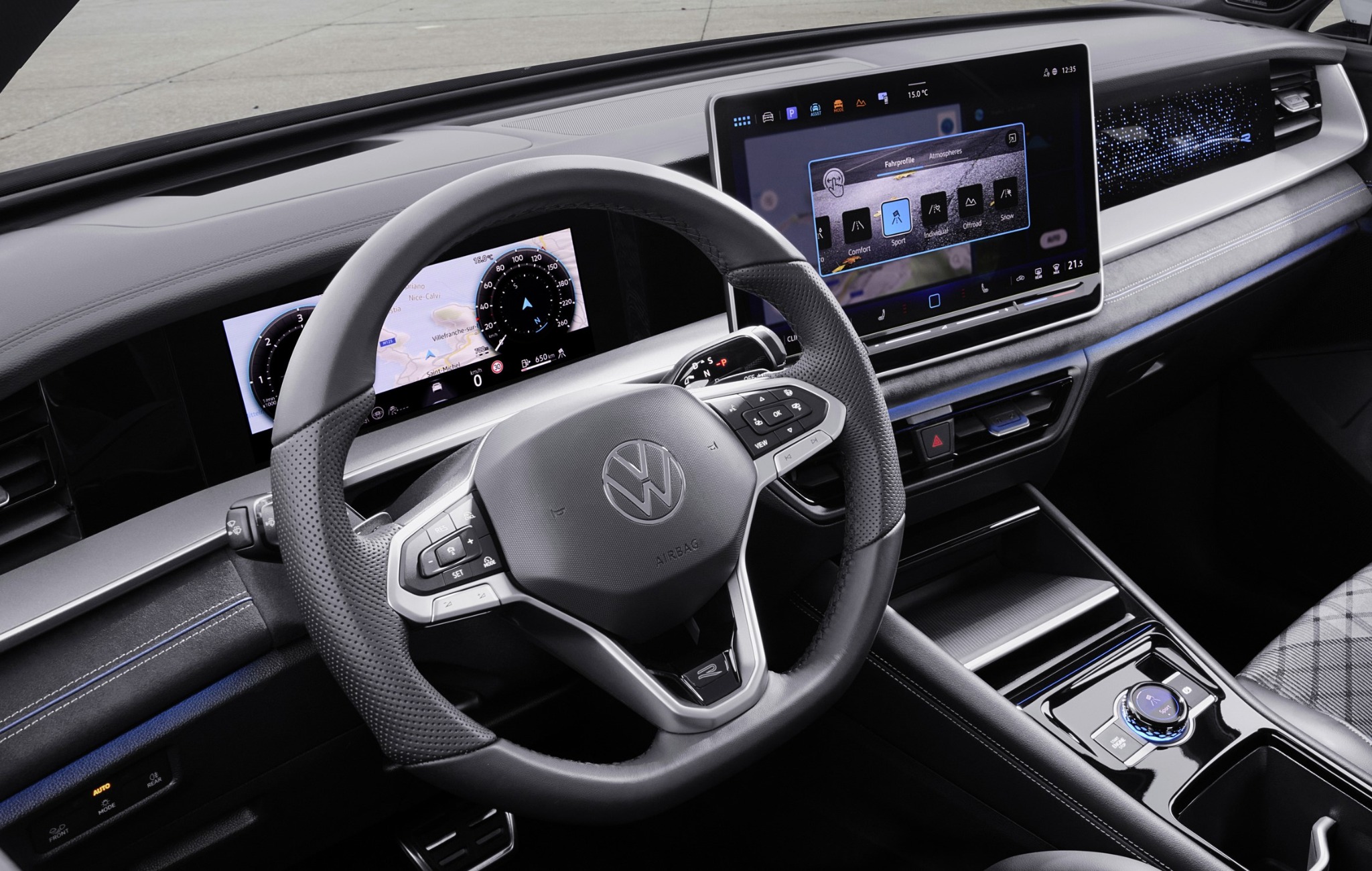 Bereits beim in diesem Frühjahr vorgestellten VW Tayron gibt es wieder mehr haptische Tasten.