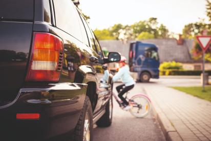 Con la nuova legge, il pericolo di vedere dei bambini attraversare la strada in bicicletta è ancora più grande. Bisogna prestare maggiore prudenza!