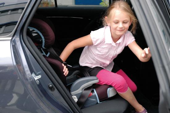 Kinder sitzen am sichersten im Auto hinten rechts und richtig angeschnallt in einem Kindersitz passend zu ihrer Körpergrösse.