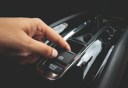 La plupart des voitures sont équipées d’un frein à main automatique. En tant qu’accompagnateur, il faudra s’exercer au maniement de celui-ci sur le siège passager également