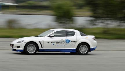 Il y a 25 ans, les premiers exemplaires de la Mazda RX-8 Hydrogen RE étaient prêts pour des essais sur route. L’hydrogène était transformé dans un moteur rotatif à deux disques