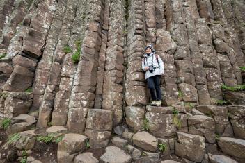 Il Selciato del Gigante (Giant’s Causeway), situato a un centinaio di chilometri da Belfast, fa parte del patrimonio mondiale dell’UNESCO dal 1986 ed è composto da circa 40.000 colonne di basalto dalla forma regolare, la cui origine risale a circa 60 milioni di anni fa.