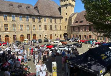 "Passion Cars & Coffee" - Dans la magnifique cour du Château de Colombier