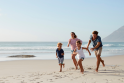 Familie am Strand mit zwei Kindern